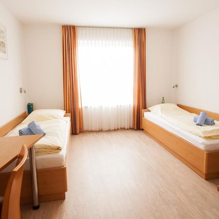 Gastehaus Olympia Reitanlage Munchen-Riem Bed and Breakfast Exterior foto